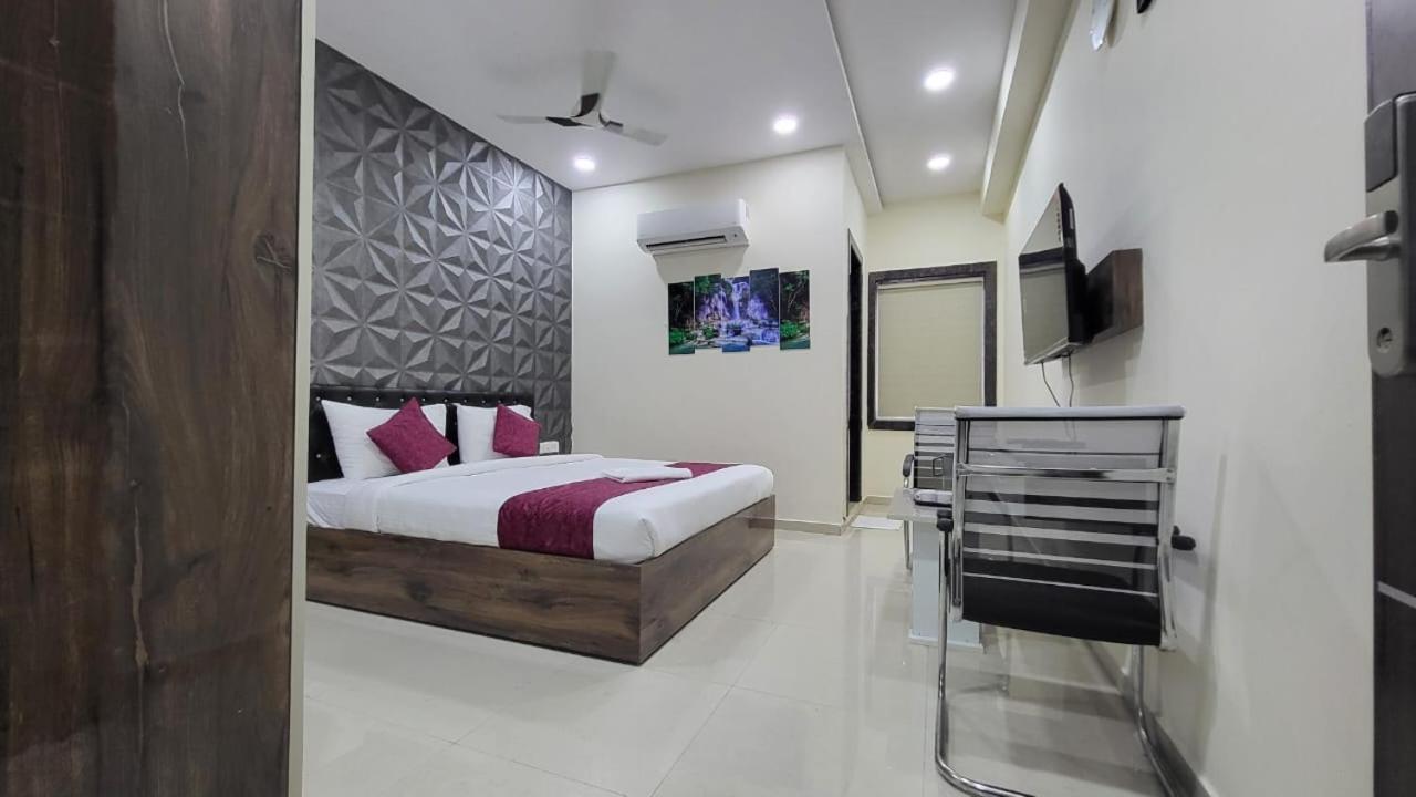 Hotel Vaishnavi Grand Miriālgūda 외부 사진